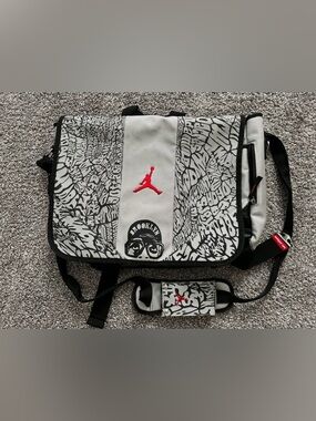 2005 Collectors NIKE JORDAN SPIZIKE Brooklyn MESSENGER BAG 255750-070 RARE!!